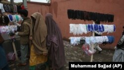 د پېښور یوه کوڅه کې مول پلورونکي