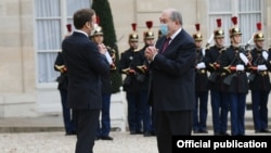 Президент Франции Эмманюэль Макрон (слева) и президент Армении Армен Саркисян, Париж, 23 октября 2020 г.