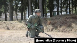 Вайсковец супрацьміннага цэнтру Ўзброеных сілаў Беларусі.