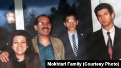 یکی از آخرین عکس‌های خانوادگی محمد مختاری، به همراه همسرش مریم حسین‌زاده، و پسرانش سیاوش و سهراب