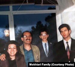 محمد مختاری در کنار همسرش مریم حسین‌زاده و فرزندانشان سیاوش و سهراب