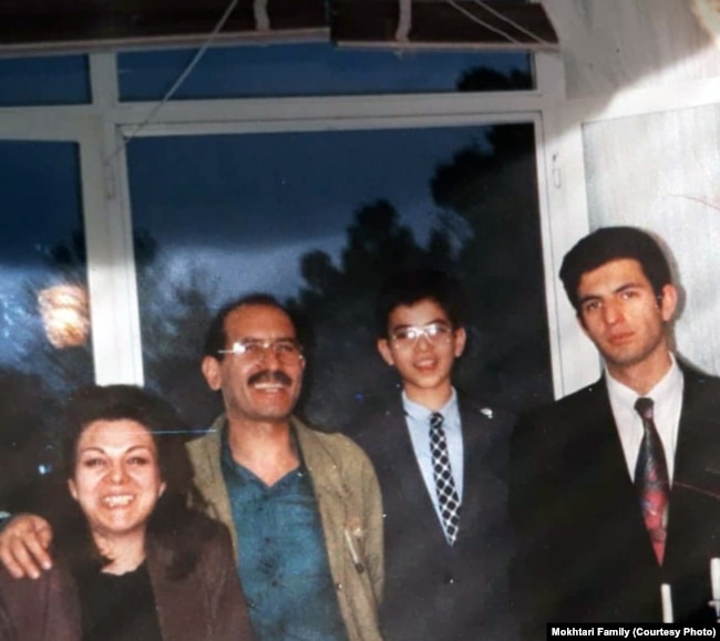 محمد مختاری در کنار همسرش مریم حسین‌زاده و فرزندانشان سیاوش و سهراب