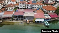 Стариот град во Охрид, каде граѓаните велат дека државно земјиште се присвојува од угостителските објекти. Фото - „Охрид SOS“