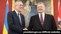 Aleksandr Van der Bellen (solda) ve Petro Poroşenko (sağda)