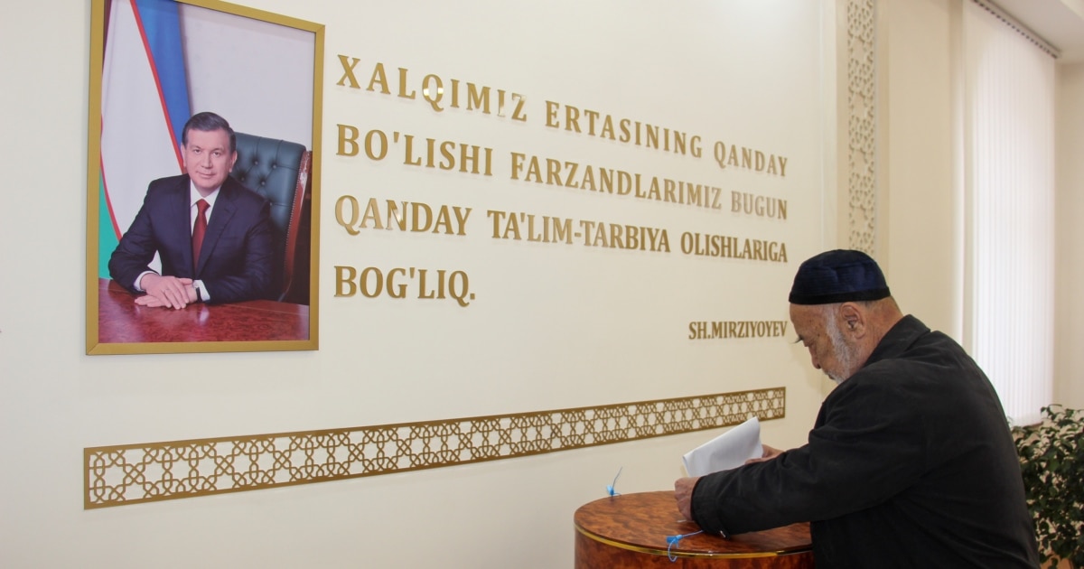 Әдемі піскен әйелдердің зәр шығару порносы