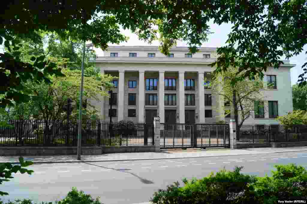 Здание посольства Японии.