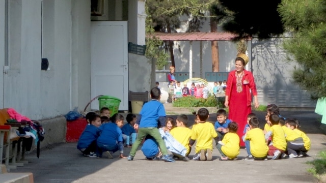 Diňle: Paýtagtyň çaglar bagynda körpelere zaýalanan azyk berilýär Diňle: Paýtagtyň çaglar bagynda körpelere zaýalanan azyk berilýär
