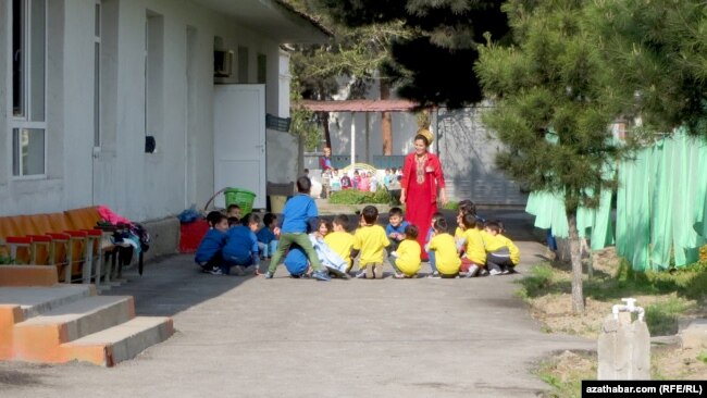 Дети и воспитатель в детском саду в Туркменистане.
