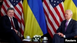 Президент України Петро Порошенко (ліворуч) і віце-президент США Джо Байден, Мюнхен, 2014 року