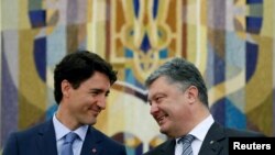 Архивное фото: премьер-министр Канады Джасти Трюдо и президент Украины Петр Порошенко 