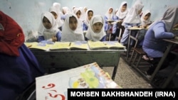 مکتب خصوصی در ایران که تعدادی از دختران مهاجر افغان نیز در آن درس میخوانند. اما این نهاد های آموزشی برای ثبت نام پول گزاف مطالبه میکنند که بسیاری از مهاجرین توان پرداخت آن را ندارند