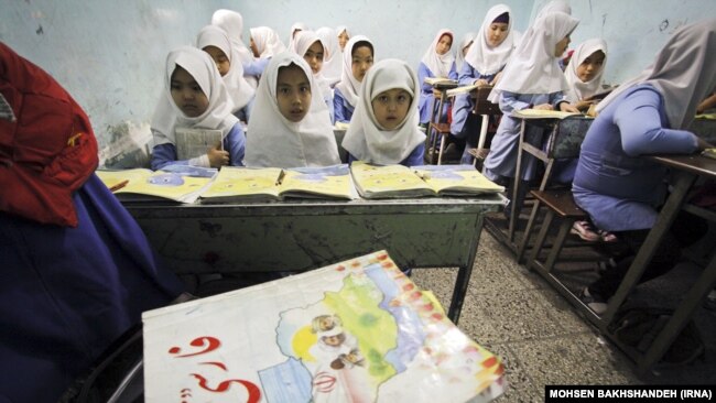 په ایران کې د یوه خصوصي ښوونځي افغان زده کوونکې. ارشیف