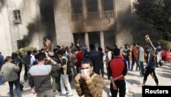 Crowds set fire to the governor's house of Wasit province.