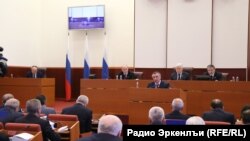 Кеста шаьш а пенсе баха безаш белахь а, ца кхоьручух тера ду Дагестанера депутаташ къоьллехь шайн дахар чекхдаларна.