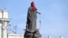 Statuia Ecaterinei a II-a sau cea Mare din Odesa, acoperită cu o cagulă roșie și cu un ștreang atârnându-i de mână, semn al nemulțumirii oamenilor cu privire la rolul fostului monarh rus în fondarea orașului ucrainean, 2 noiembrie 2022.