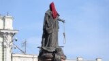 Statuia Ecaterinei a II-a sau cea Mare din Odesa, acoperită cu o cagulă roșie și de la mână căreia atârnă o frânghie, semn al nemulțumirii oamenilor cu privire la rolul fostului monarh rus în fondarea orașului ucrainean, 2 noiembrie 2022.