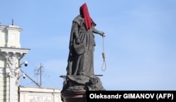 На cтатую Екатерины II активисты надели красный колпак палача, а на руку повесили петлю. Одесса, 2 ноября 2022 года