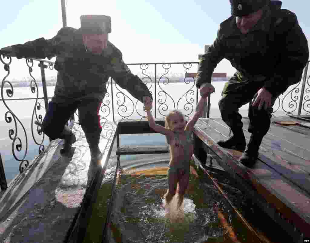На этом фото из Киргизии люди в форме уже помогают, а не арестовывают: да и сложно представить себе &quot;матерящейся&quot; маленькую девочку, жителя деревни Покровка в 15 километрах от Бишкека