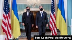 Державний секретар США Ентоні Блінкен (п) і міністр закордонних справ України Дмитро Кулеба