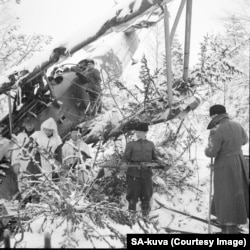 Фінський патруль розбирає збитий радянський літак під час Зимової війни 1939–1940 років
