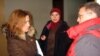 Адвокат Адама Осмаєва Ольга Черток та його дружина Аміна Окуєва спілкуються із журналістами