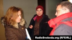 Адвокат Адама Осмаєва Ольга Черток та його дружина Аміна Окуєва спілкуються із журналістами