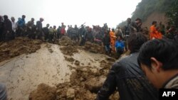 Архива - Кинески спасувачи во потрага по жртви на лизгање на земјиште во провинцијата Јинан. 04.10.2012