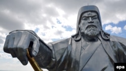 Верхняя часть 30-метровой конной статуи Чингисхана, установленной в 2008 году в степи в 54 километрах от Улан-Батора