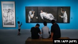 «Єдність – це сила: художня виставка про боротьбу з COVID-19», яка включає «Вічність і стислість» (праворуч) художника Панґа Маокуна, у Національному музеї Китаю в Пекіні присвячена боротьбі з коронавірусом 