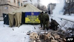 Українські військові поставили намет і розпалюють багаття для обігріву жителів в Авдіївці, 31 січня 2017 року