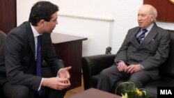Министерот за надворешни работи Никола Попоски и посредникот на ОН Метју Нимиц на средба во Скопје, 20 февруари 2012 