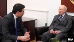 Министерот за надворешни работи Никола Попоски и посредникот на ОН Метју Нимиц на средба во Скопје 