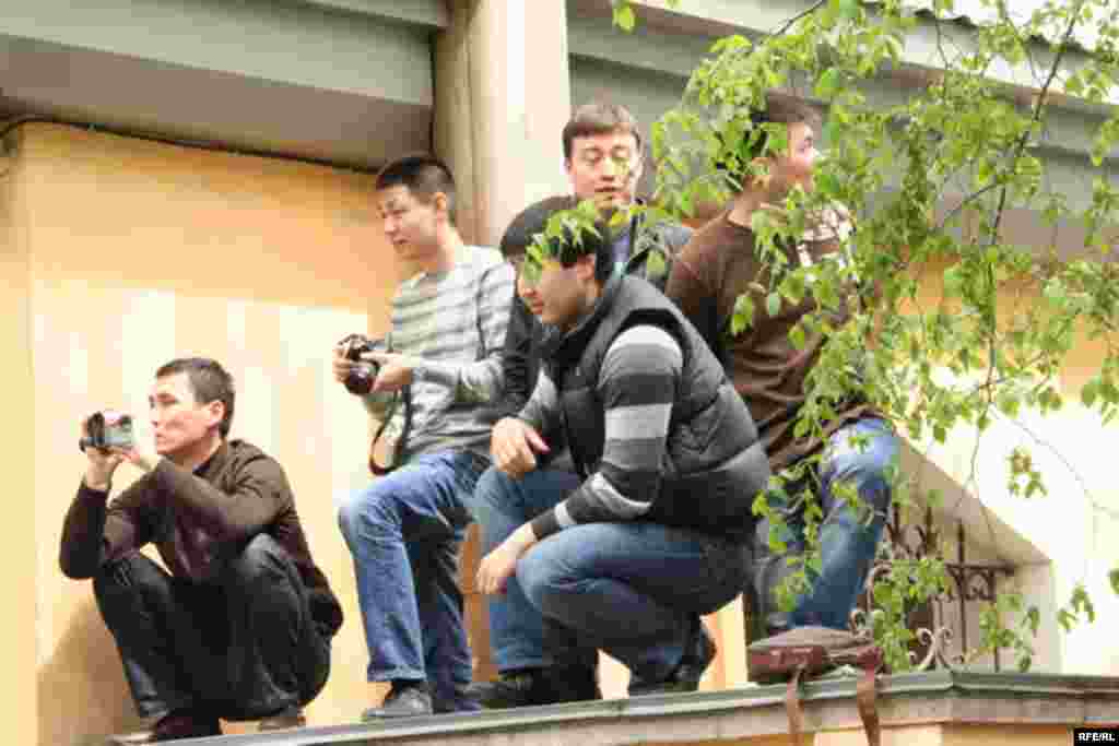 Фотогалерея Казиса Тогузбаева. - Наблюдение с забора за происходящим на собрании оппозиции. Алматы, 1 мая 2010 года. 