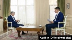 Экс-президент Кыргызстана (слева) беседует с журналистом телеканала «Апрель». 10 декабря 2018 года.