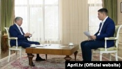 Алмазбек Атамбаев "Апрель" телеарнасына сұхбат беріп отыр. 10 желтоқсан 2018 жыл.