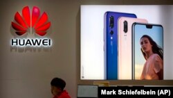 La un magazin Huawei la Beijing