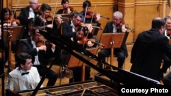 Концерт на пијанистот Дино Имери со Македонската филхармонија.