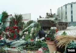 Цветы и траурные венки у здания вильнюсского телецентра, 17 января 1991 года