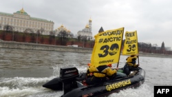 Активісти Greenpeace вимагають звільнення колег, пропливаючи повз Кремль, Москва, 6 листопада 2013 року