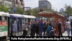 Первый взрыв произошел на трамвайной остановке в самом центре города