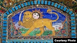 12-ci əsrdən etibarən şir və günəş təsvirləri İran incəsənətində və mədəniyyətində möhkəm yer tutub.