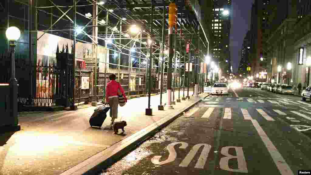 یک مسافر در حال حرکت به سمت ایستگاه وال استریت در نیویورک