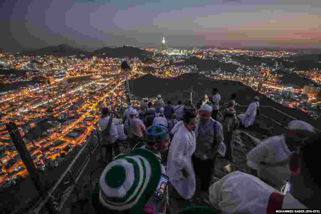 Мусульманскія паломнікі наведваюць пячору Xіраа пад гарой Джабаль-ан-Нур каля Мэкі падчас штогадовага хаджу. (epa-EFE/Mohammed Saber)