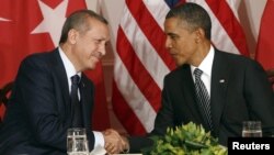 Туркия Бош вазири Ражаб Тоййиб Эрдўғон (ч) ва АҚШ Президенти Барак Обама, Ню Йорк, 2011 йил 20 сентябр.