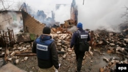 Спостерігачі місії ОБСЄ на місці зруйнованого будинку в Авдіївці, 25 лютого