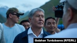 Алмазбек Атамбаев тарапташтарынын курчоосунда. 27-июнь, 2019-жыл. Кой-Таш