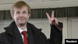 Независимый кандидат Евгений Урлашов голосует на выборах мэра Ярославля в России. 1 апреля 2012 года.