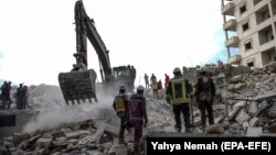 Архивска фотографија: Спасувачи бараат преживеани во урнатините во Идлиб на 5 февруари 2018