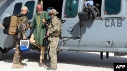 Два французских солдата в Мали во время встречи заложника, освобожденного из плена исламистов, апрель 2015 г. 