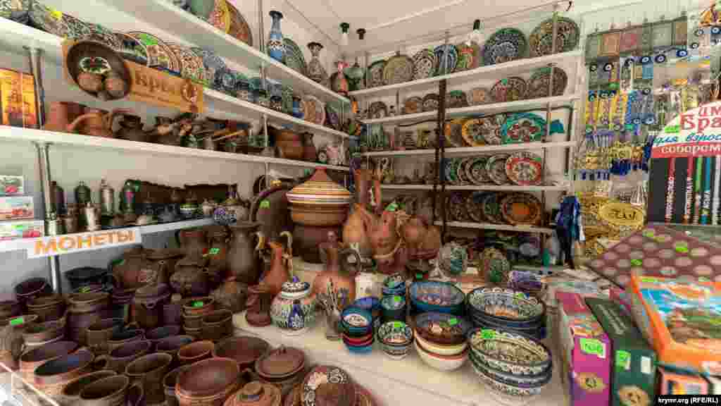 Цена на глиняную и керамическая посуду в этническом стиле стартует от 150 рублей (около 57 гривен)